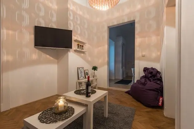 Design Tek Büyük Yataklı Oda, 2 Yatak Odası, Mutfak (Apt 3)