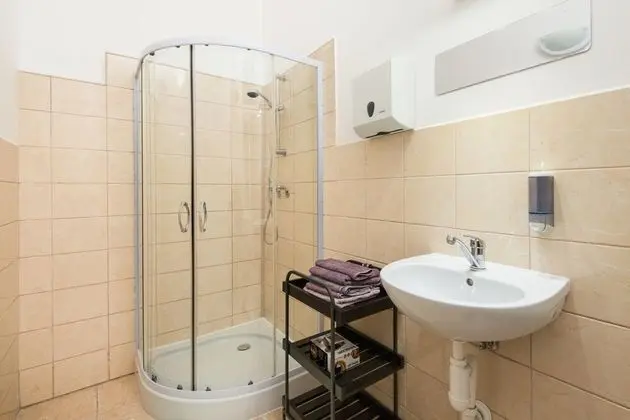 Design Tek Büyük Yataklı Oda, 2 Yatak Odası, Mutfak (Apt 3)