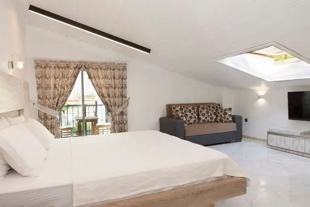 Standart Çatı Katı Deniz Manzaralı Oda