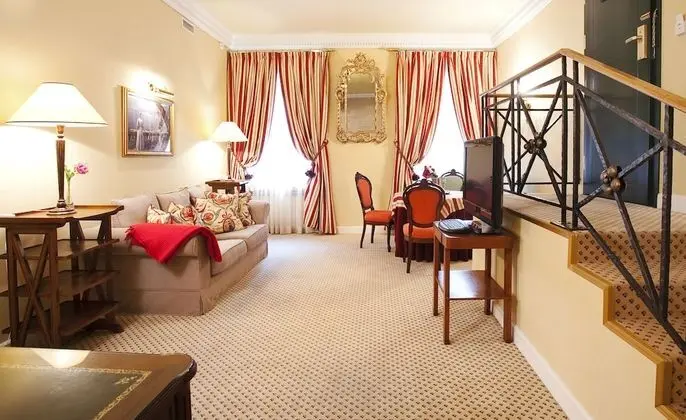 Suite, 1 King Bed with SPA access