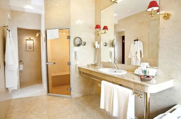 Suite, 1 King Bed with SPA access