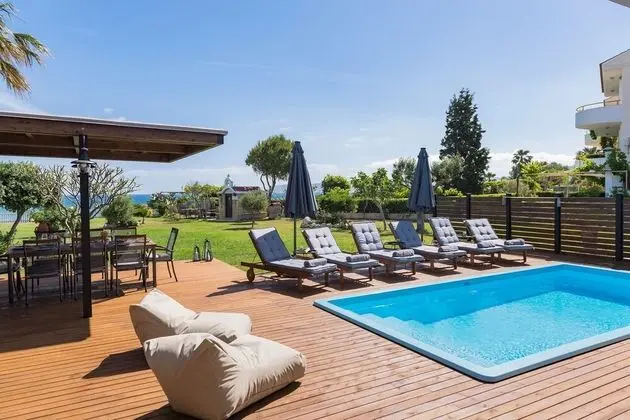 Villa, 4 Yatak Odası, Kişiye Özel Havuzlu, Denize Sıfır