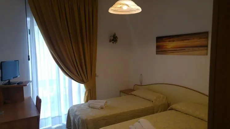 Tek Büyük veya İki Ayrı Yataklı Oda, Balkon, Bahçe Manzaralı