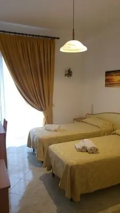 Tek Büyük veya İki Ayrı Yataklı Oda, Balkon, Bahçe Manzaralı