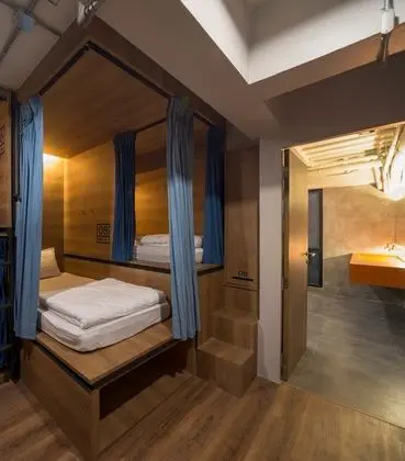 5 Beds Lady Dorm Room with Bathroom