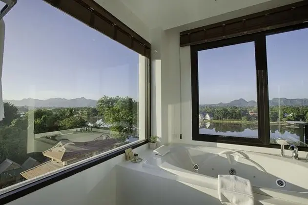 Jacuzzi Riverfront