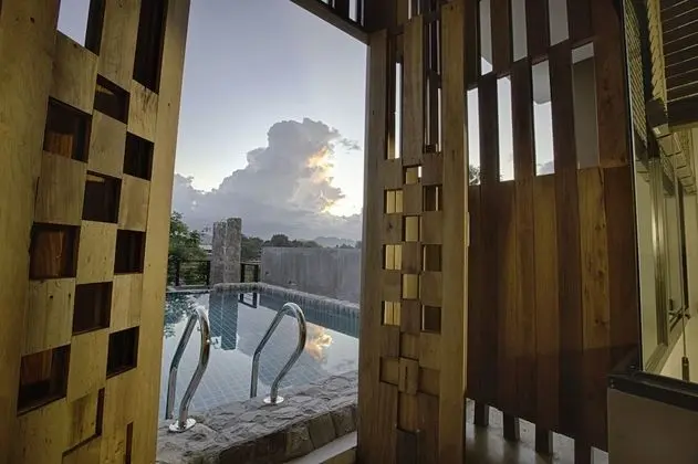 Jacuzzi Riverfront - Pool Access
