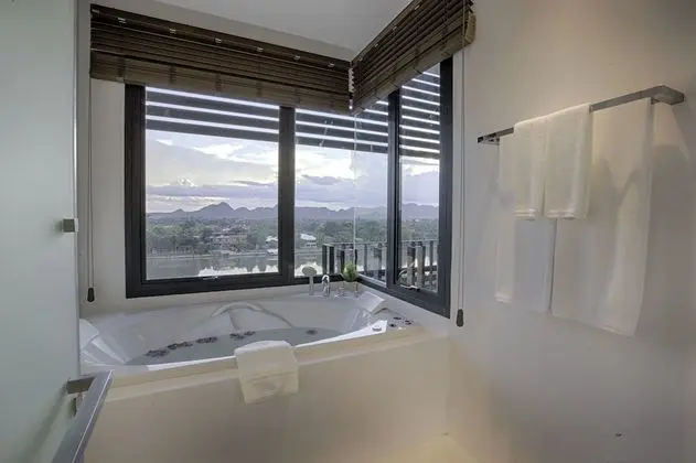 Jacuzzi Riverfront - Scenical