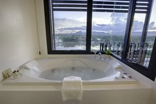 Jacuzzi Riverfront - Scenical