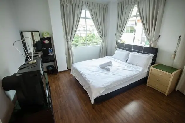 Queen Room, Shared Bathroom