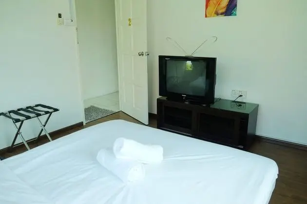 Queen Room, Shared Bathroom