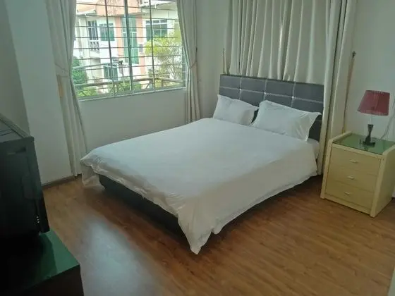Queen Room, Shared Bathroom