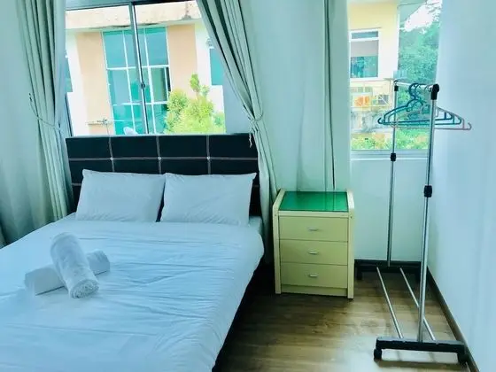 Queen Room, Shared Bathroom