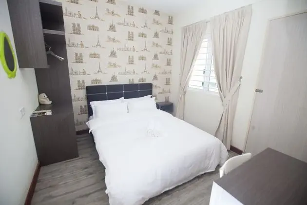 Queen Room, Shared Bathroom