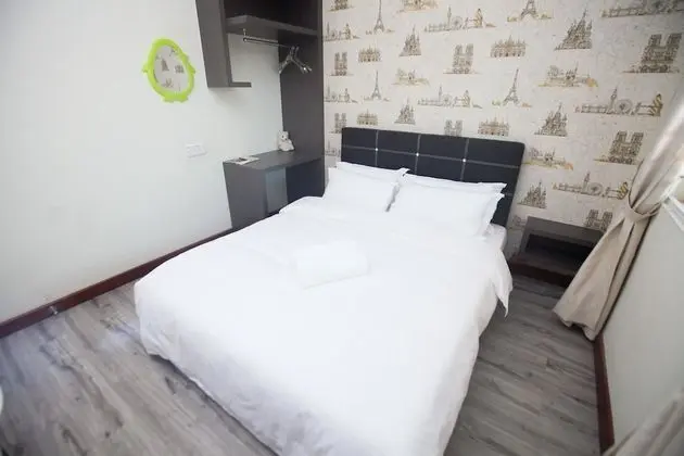 Queen Room, Shared Bathroom
