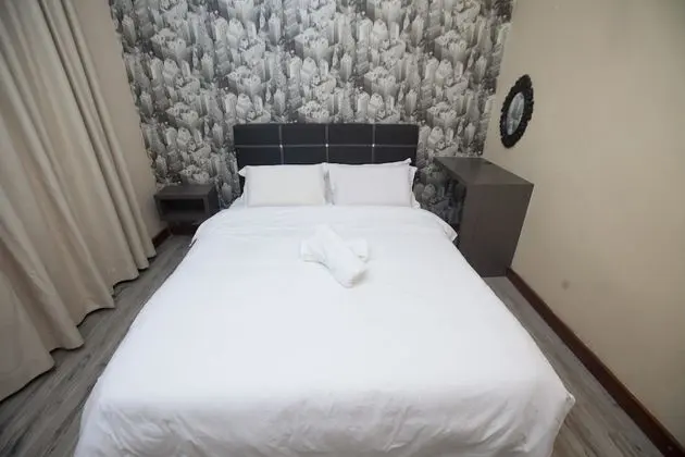 Queen Room, Shared Bathroom