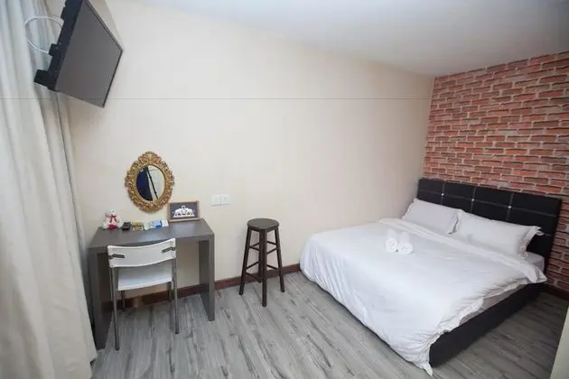 Queen Room, Shared Bathroom