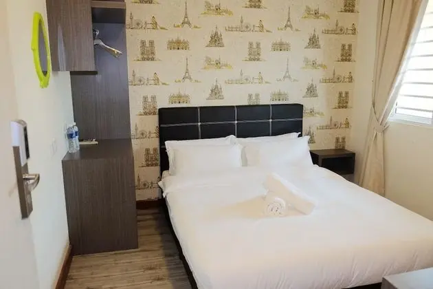 Queen Room, Shared Bathroom