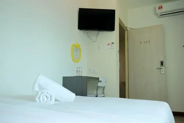 Queen Room, Shared Bathroom