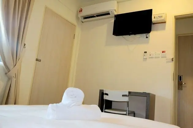 Queen Room, Shared Bathroom