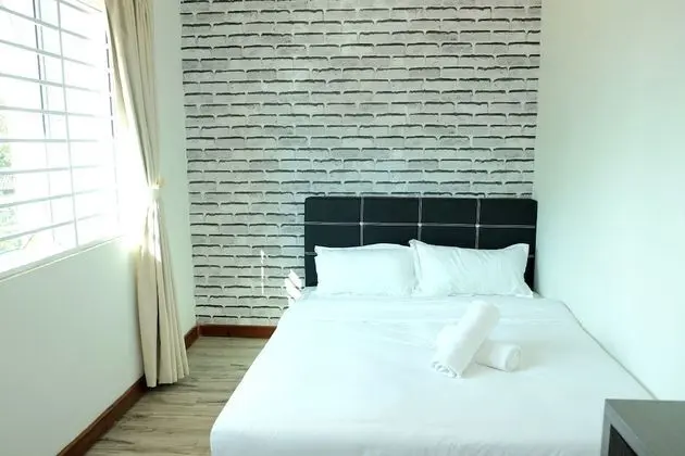 Queen Room, Shared Bathroom