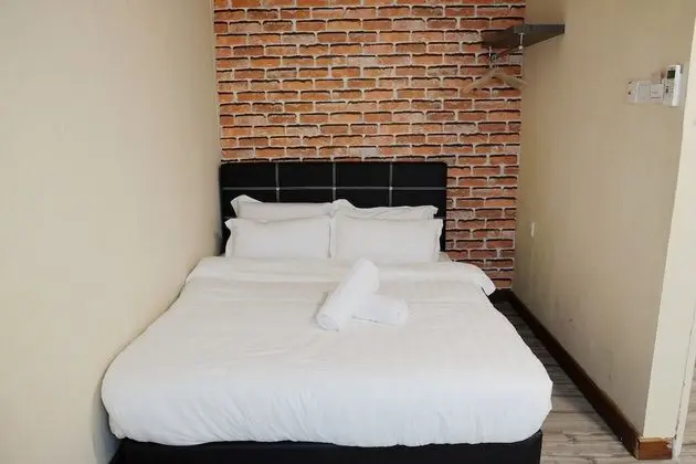 Queen Room, Shared Bathroom