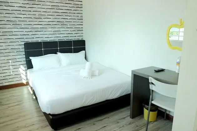 Queen Room, Shared Bathroom