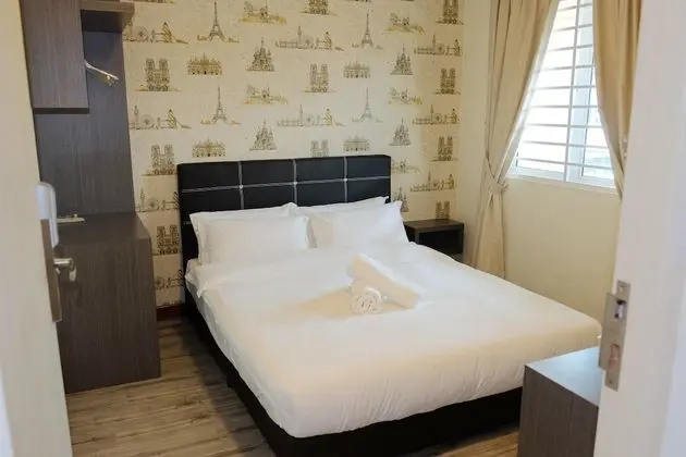 Queen Room, Shared Bathroom