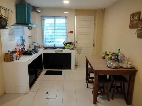Queen Room, Shared Bathroom