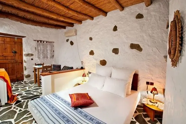 Bamboo cottage traditional studio with private garden