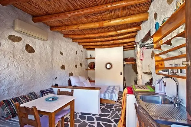 Bamboo cottage traditional studio with private garden