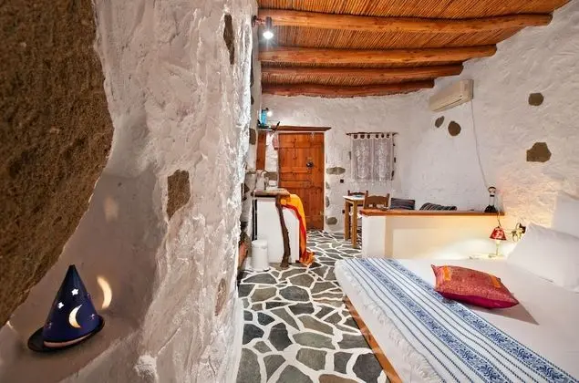 Bamboo cottage traditional studio with private garden