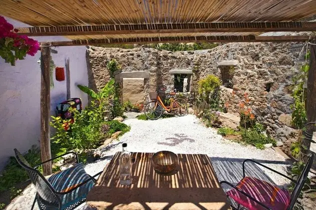 Bamboo cottage traditional studio with private garden