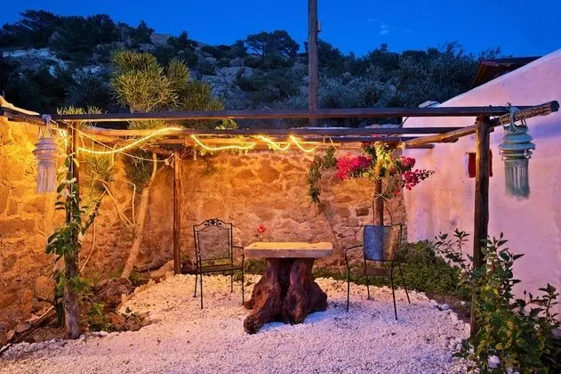 Bamboo cottage traditional studio with private garden