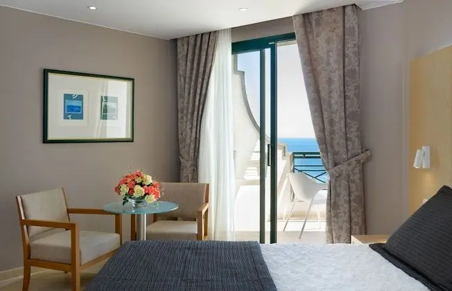 Üç Kişilik Oda, Balkon, Kısmi Deniz Manzaralı