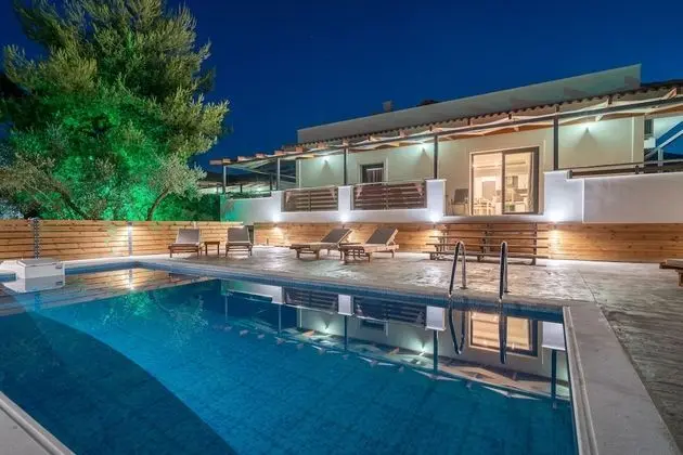 Superior Villa, 4 Yatak Odası, Kişiye Özel Havuzlu, Havuz Manzaralı (Chloe)