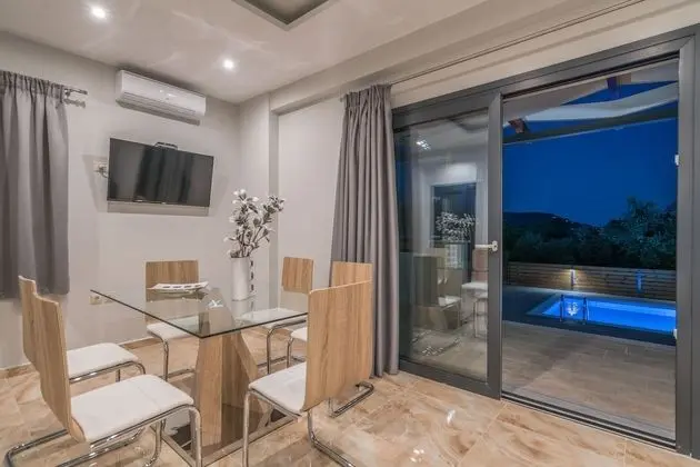 Superior Villa, 4 Yatak Odası, Kişiye Özel Havuzlu, Havuz Manzaralı (Chloe)