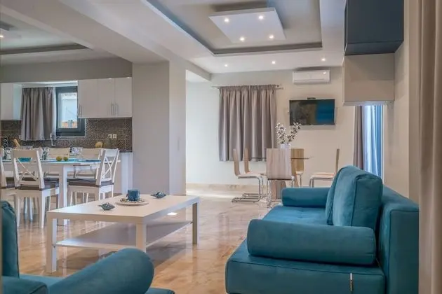 Superior Villa, 4 Yatak Odası, Kişiye Özel Havuzlu, Havuz Manzaralı (Chloe)