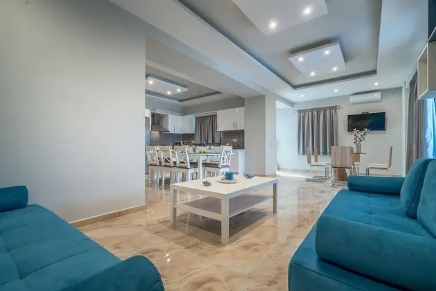 Superior Villa, 4 Yatak Odası, Kişiye Özel Havuzlu, Havuz Manzaralı (Chloe)