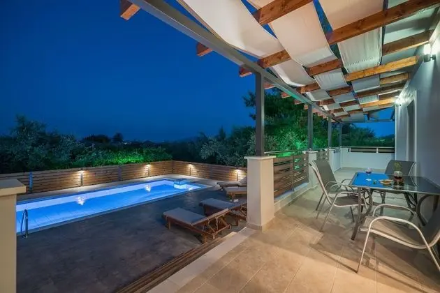 Superior Villa, 4 Yatak Odası, Kişiye Özel Havuzlu, Havuz Manzaralı (Chloe)