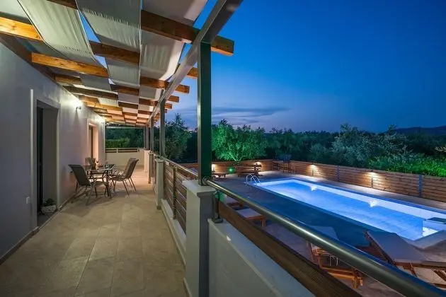 Superior Villa, 4 Yatak Odası, Kişiye Özel Havuzlu, Havuz Manzaralı (Chloe)