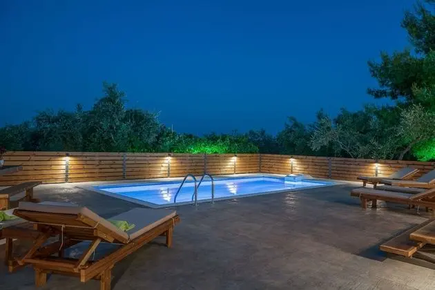 Superior Villa, 4 Yatak Odası, Kişiye Özel Havuzlu, Havuz Manzaralı (Chloe)