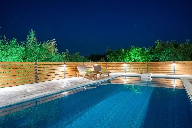 Superior Villa, 4 Yatak Odası, Kişiye Özel Havuzlu, Havuz Manzaralı (Chloe)
