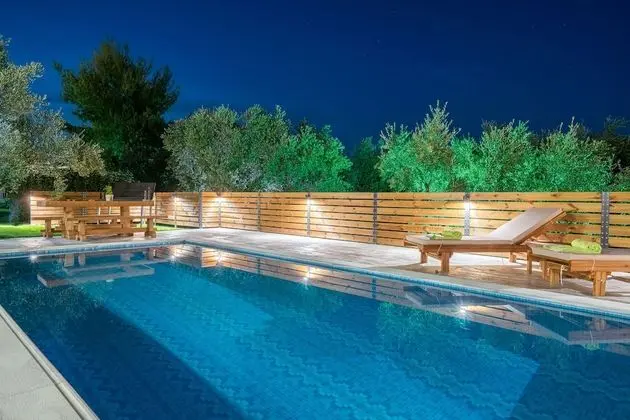Superior Villa, 4 Yatak Odası, Kişiye Özel Havuzlu, Havuz Manzaralı (Chloe)