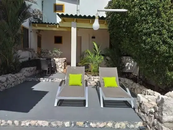 Stüdyo, Bahçe Manzaralı