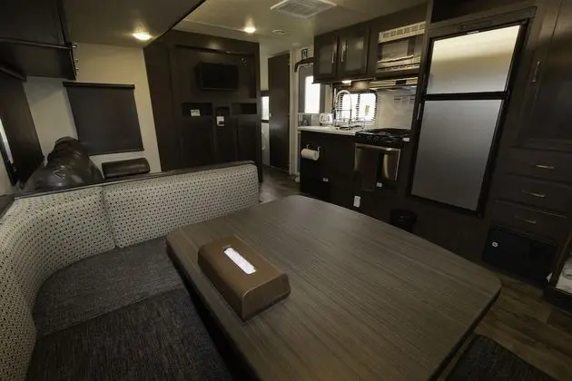 Basic Karavan, Teras