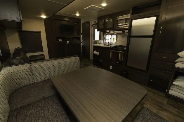 Basic Karavan, Teras