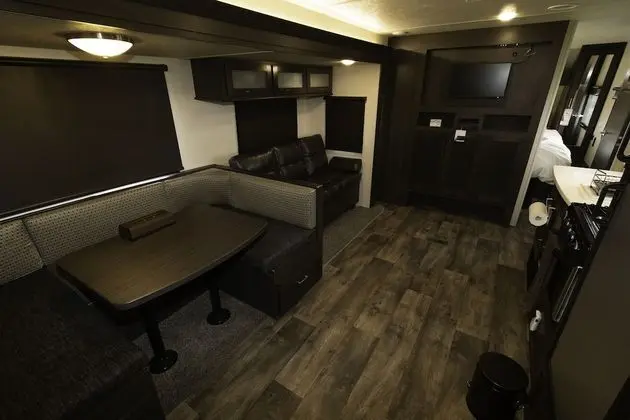 Basic Karavan, Teras