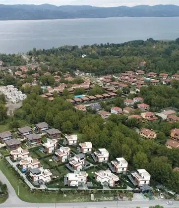 Villa 5+1 Oda-Özel Havuzlu, Kısmi Göl Manzaralı, Isıtmalı Özel Havuzlu