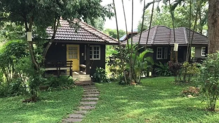 Burgandy River View Chalet